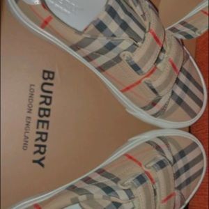 Kids Burberry shoes size 33
